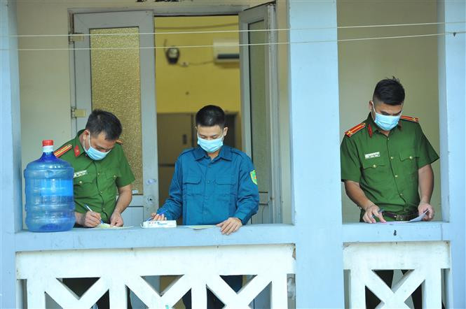 Các cử tri làm nhiệm vụ tại Khu cách ly tập trung, ghi phiếu bầu tại đơn vị bầu cử số 7, phường Trang Hạ, thị xã Từ Sơn. Ảnh: Minh Đức - TTXVN Ngày bầu cử đặc biệt tại Bắc Ninh ảnh 8