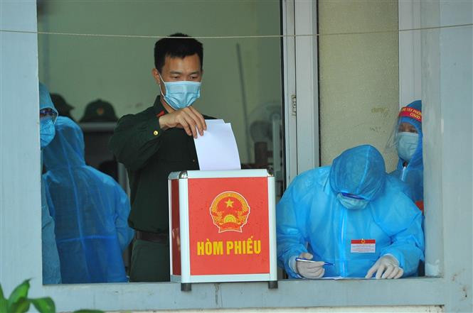 Các cử tri làm nhiệm vụ tại Khu cách ly tập trung, bỏ phiếu bầu tại đơn vị bầu cử số 7, phường Trang Hạ, thị xã Từ Sơn. Ảnh: Minh Đức - TTXVN Ngày bầu cử đặc biệt tại Bắc Ninh ảnh 6