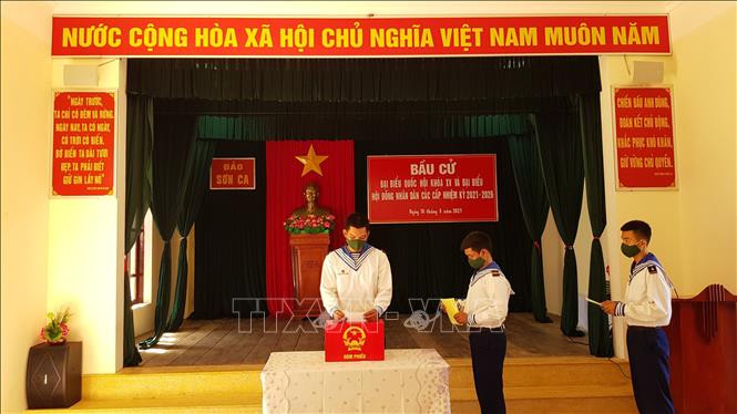Cán bộ, chiến sỹ đảo Sơn Ca bỏ phiếu bầu. Ảnh: TTXVN phát Rộn ràng bầu cử sớm nơi huyện đảo Trường Sa ảnh 1