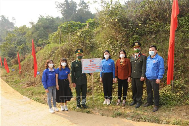 BTC tặng hàng cây thanh niên cho Tân Xuân, huyện Vân Hồ. Ảnh: Quang Quyết-TTXVN Sơn La hướng các hoạt động an sinh xã hội về với người dân ảnh 1