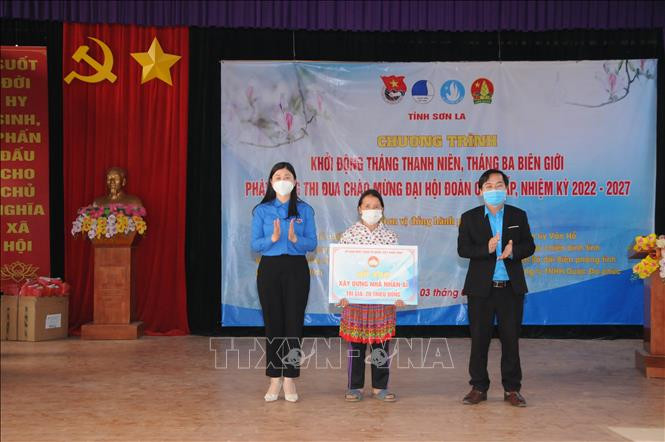 BTC tặng nhà Đại đoàn kết cho bà Mùa Thị Chia, bản Láy, xã Tân Xuân, huyện Vân Hồ. Ảnh: Quang Quyết-TTXVN Sơn La hướng các hoạt động an sinh xã hội về với người dân ảnh 4