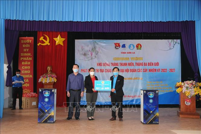 BTC tặng cây lọc nước cho các điểm trường khó khăn thuộc trường mầm non và Tiểu học – Trung học cơ sở Tân Xuân, huyện Vân Hồ. Ảnh: Quang Quyết-TTXVN Sơn La hướng các hoạt động an sinh xã hội về với người dân ảnh 5