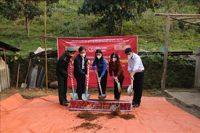 Lễ động thổ “Ngôi nhà hạnh phúc” trị giá 80 triệu đồng cho gia đình em Hà Thị Hình, bản Tây Tà Lào, xã Tân Xuân, huyện Vân Hồ. Ảnh: Quang Quyết-TTXVN Sơn La hướng các hoạt động an sinh xã hội về với người dân ảnh 2
