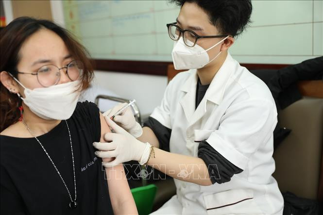 Nhân viên y tế tiêm vaccine phòng COVID-19 cho người dân phường Lê Đại Hành (quận Hai Bà Trưng). Ảnh: Minh Quyết - TTXVN Dịch COVID-19: Ngày 3/3, cả nước ghi nhận 118.790 ca mắc COVID-19, tăng 8.500 ca so với ngày trước đó ảnh 1