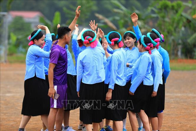 Đội bóng đá nữ thôn Nà Ếch, xã Húc Động bày tỏ quyết tâm trước trận đấu. Ảnh: Thành Đạt - TTXVN Về Bình Liêu xem bóng đá nữ ảnh 13