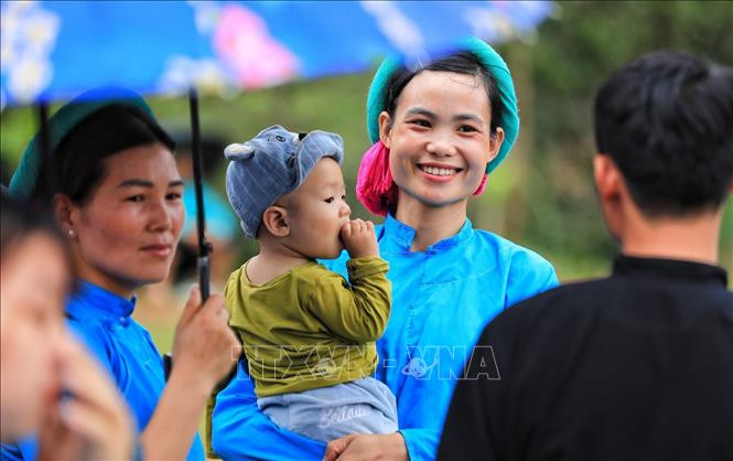 Nữ cầu thủ về với vai trò làm mẹ sau trận đấu. Ảnh: Thành Đạt – TTXVN Về Bình Liêu xem bóng đá nữ ảnh 14