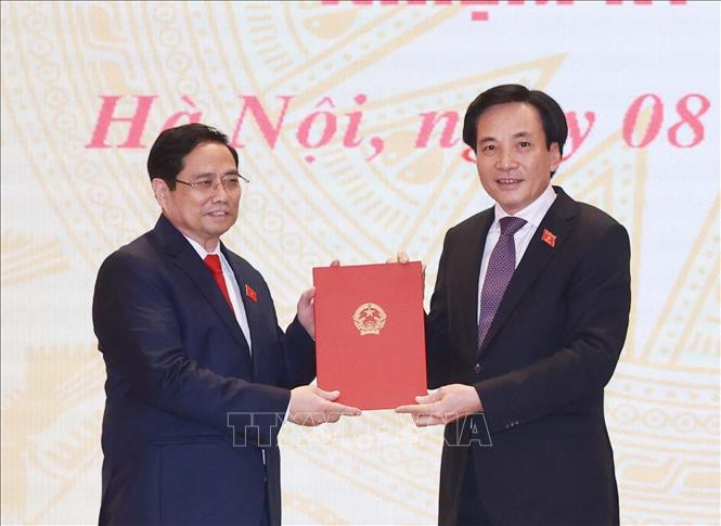 Thủ tướng Chính phủ Phạm Minh Chính trao quyết định của Chủ tịch nước bổ nhiệm đồng chí Trần Văn Sơn giữ chức Bộ trưởng - Chủ nhiệm Văn phòng Chính phủ, chiều 8/4/2021. Ảnh: Thống Nhất-TTXVN Bộ trưởng, Chủ nhiệm Văn phòng Chính phủ kiêm giữ chức Chánh Văn phòng Ban Cán sự đảng Chính phủ ảnh 1