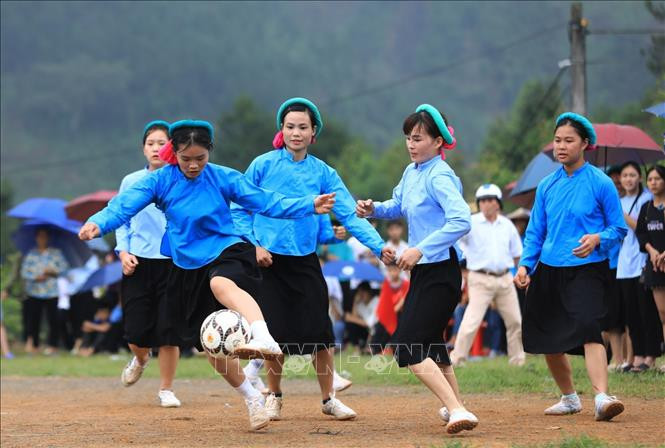 Chứng kiến trận đấu, du khách không chỉ thấy được vẻ đẹp duyên dáng của các nữ cầu thủ mà còn thấy rõ nét cá tính, tinh thần thể thao của những cô gái dân tộc Sán Chỉ mặc váy, vấn khăn đá bóng. Ảnh: Thành Đạt - TTXVN Về Bình Liêu xem bóng đá nữ ảnh 10