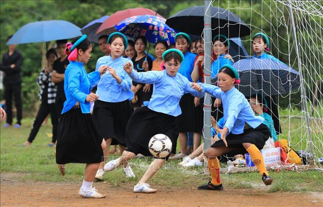 Pha tranh bóng quyết liệt không kém những trận cầu đỉnh cao. Ảnh: Thành Đạt – TTXVN Về Bình Liêu xem bóng đá nữ ảnh 2