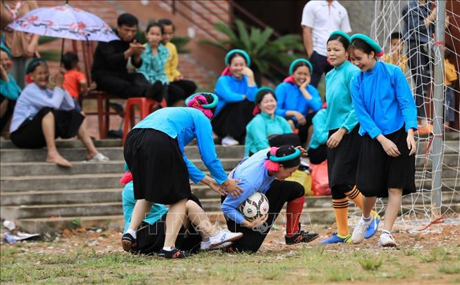 Các cô gái tranh bóng hồn nhiên, dễ thương mang lại tiếng cười cho khán giả. Ảnh: Thành Đạt – TTXVN Về Bình Liêu xem bóng đá nữ ảnh 12