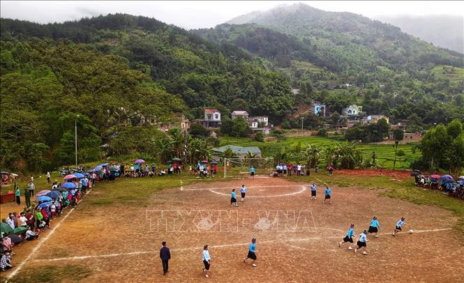 Thi đấu trên sân đất, xung quanh là ruộng bậc thang, núi non trùng điệp cũng là một điểm ấn tượng của Giải bóng đá nữ xã Húc Động (huyện Bình Liêu, tỉnh Quảng Ninh). Ảnh: Thành Đạt – TTXVN Về Bình Liêu xem bóng đá nữ ảnh 1