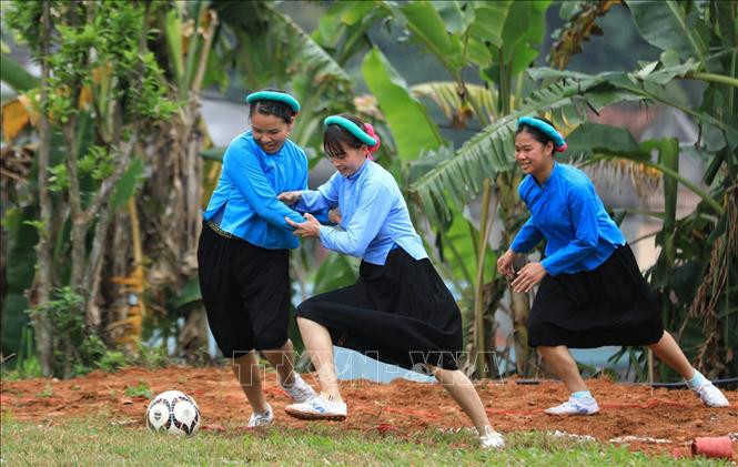 Các cô gái Sán Chỉ mặc váy tranh bóng, hình ảnh thú vị chỉ có ở Giải bóng đá nữ Bình Liêu. Ảnh: Thành Đạt – TTXVN Về Bình Liêu xem bóng đá nữ ảnh 9