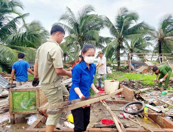 Lực lượng dân quân, đoàn thanh niên tham gia giúp người dân huyện U Minh khắc phục thiệt hại do dông lốc gây ra vào rạng sáng ngày 30/7. Ảnh: TTXVN phát Cà Mau: Nhiều nhà dân bị sập, tốc mái do dông lốc ảnh 4