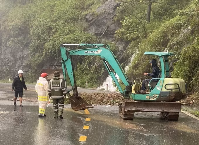 Lâm Đồng: Sạt lở nghiêm trọng, đèo Bảo Lộc bị chia cắt ảnh 1