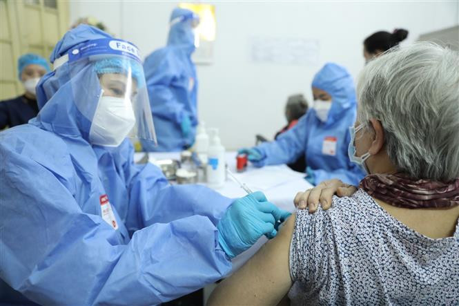 Nhân viên y tế tiêm vaccine phòng COVID-19 cho người dân phường Hàng Bông ,quận Hoàn Kiếm, Hà Nội. Ảnh: Minh Quyết - TTXVN Ngày 18/2, cả nước ghi nhận 42.439 ca mắc COVID-19, tăng 6.237 ca so với ngày trước đó ảnh 1