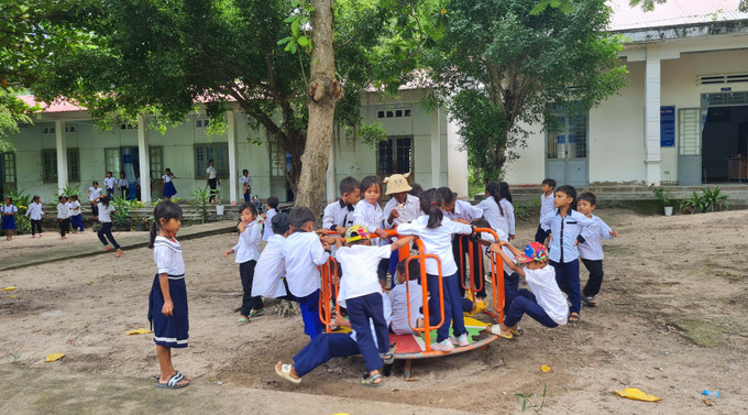 Học sinh điểm trường Ia Jip, trường Tiểu học Trần Quốc Tuấn, xã Chư Drăng, huyện Krông Pa (Gia Lai) vui chơi với những thiết bị sân chơi ngoài trời do Đoàn cơ sở thanh niên TTXVN khu vực Miền Trung - Tây Nguyên tặng trị giá 100 triệu đồng. Ảnh: Hồng Điệp – TTXVN Hiệu quả chương trình Tủ sách Đinh Hữu Dư tại Gia Lai ảnh 2