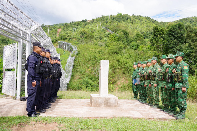 Hai đơn vị trao đổi thông tin liên quan đến công tác quản lý, bảo vệ biên giới. Ảnh: TTXVN phát Phối hợp tuần tra song phương trên tuyến biên giới ảnh 1
