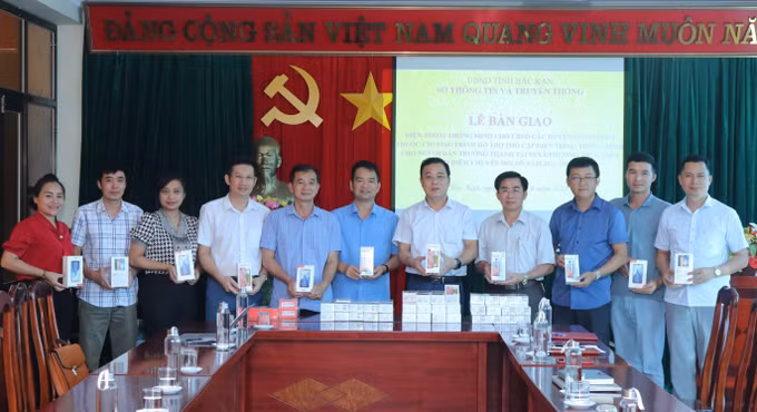 Bắc Kạn: Tặng điện thoại thông minh cho xã thí điểm chuyển đổi số ảnh 1