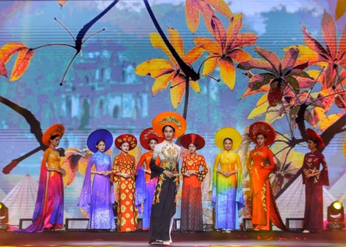 Nhẹ nhàng, lắng đọng lễ khai mạc Festival Thu Hà Nội ảnh 2
