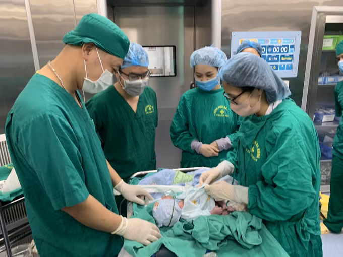 Thanh Hóa: Phẫu thuật “kép” mổ lấy thai và xử trí viêm ruột thừa cứu sống hai mẹ con ảnh 1