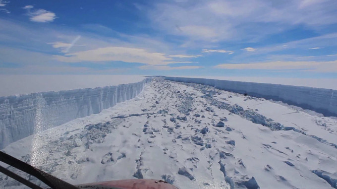 Vết nứt tại thềm băng Larsen C ở Nam Cực. Ảnh: AFP/ TTXVN Băng ở Nam Cực tách ra do vụ núi lửa phun trào gây sóng thần tại Tonga ảnh 1