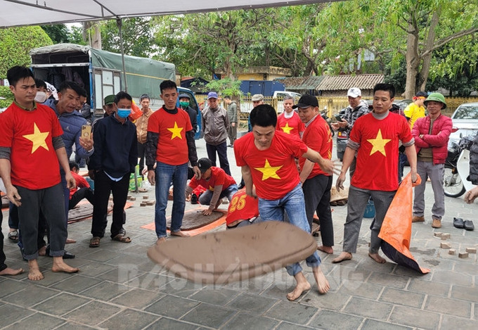 Giao lưu pháo đất cổ truyền huyện Tứ Kỳ lần thứ V, xuân Quý Mão 2023 thu hút nhiều pháo thủ tham gia. Ảnh: baohaiduong.vn Độc đáo trò chơi dân gian pháo đất ảnh 1