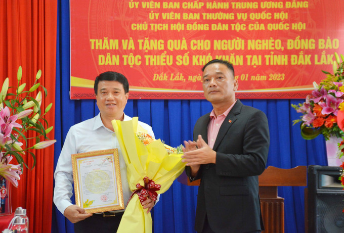 Chủ tịch Ủy ban MTTQ Việt Nam tỉnh Đắk Lắk Y Giang Gry Niê Knơng tặng hoa và thư cảm ơn cho Chủ tịch Hội đồng Dân tộc của Quốc hội Y Thanh Hà Niê Kđăm. Ảnh: Hoài Thu – TTXVN Chủ tịch Hội đồng Dân tộc của Quốc hội trao quà tết cho người nghèo, đồng bào dân tộc thiểu số tại Đắk Lắk ảnh 2