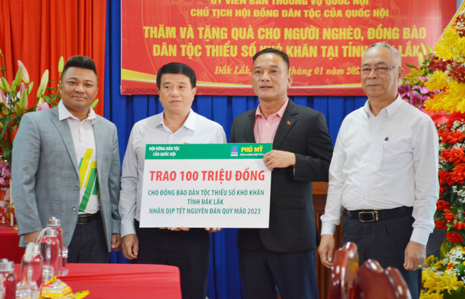 Chủ tịch Hội đồng Dân tộc của Quốc hội Y Thanh Hà Niê Kđăm cùng đơn vị tài trợ trao 100 triệu đồng cho Ủy ban MTTQ Việt Nam tỉnh Đắk Lắk để chăm lo Tết cho đồng bào dân tộc thiểu số khó khăn. Ảnh: Hoài Thu – TTXVN Chủ tịch Hội đồng Dân tộc của Quốc hội trao quà tết cho người nghèo, đồng bào dân tộc thiểu số tại Đắk Lắk ảnh 1