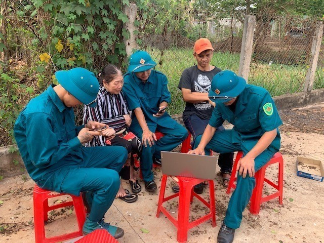 Lực lượng vũ trang thị trấn Nhơn Hòa, huyện Chư Pưh (Gia Lai) hướng dẫn người dân sử dụng mạng xã hội bảo đảm an toàn. Ảnh: Hồng Điệp - TTXVN Gia Lai: Vững vàng thế trận toàn dân trên không gian mạng ảnh 2