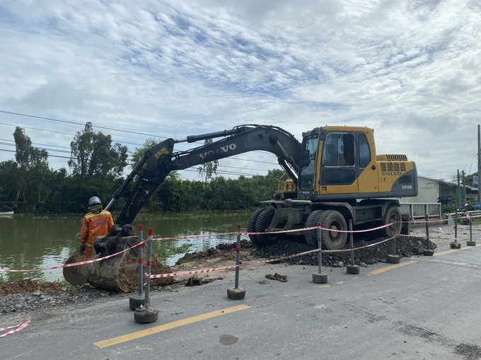 Đơn vị chức năng gia cố điểm sụp, lún thuộc tại Km 65+400,Quốc lộ 62 - Quốc lộ N2, thuộc ấp 2, xã Thủy Tây, huyện Thạnh Hóa, tỉnh Long An. Ảnh: Thanh Bình- TTXVN Long An: Khẩn trương khắc phục sạt lở nghiêm trọng tại cầu Bún Bà Của ảnh 1