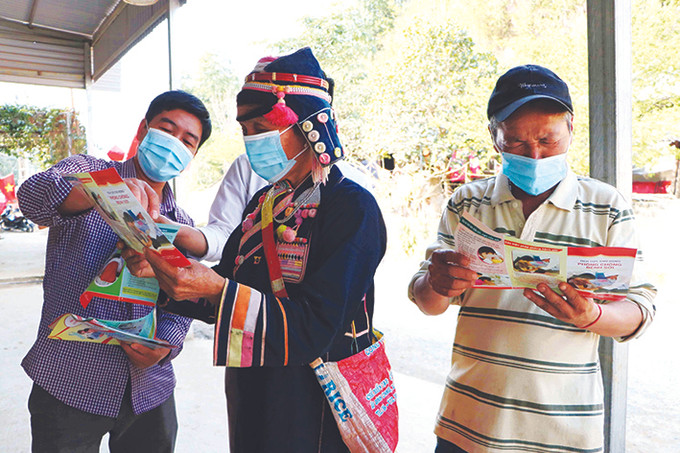 Nhân viên y tế bản Pô Tô, xã Huổi Luông, huyện Phong Thổ (Lai Châu) Giàng A Dụ tuyên truyền tới đồng bào các biện pháp phòng chống dịch bệnh. Ảnh: Nguyễn Oanh Lai Châu phát huy vai trò đội ngũ y tế thôn bản ảnh 2