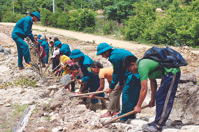 Lực lượng vũ trang hỗ trợ đồng bào dân tộc ở xã Ayun, huyện Chư Sê (Gia Lai) đào kênh dẫn nước. Ảnh: Hồng Điệp Đổi thay ở vùng căn cứ cách mạng Ayun ảnh 2