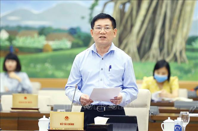 Bộ trưởng Bộ Tài chính Hồ Đức Phớc trình bày báo cáo. Ảnh: Doãn Tấn – TTXVN Bế mạc Phiên họp thứ ba của Ủy ban Thường vụ Quốc hội ảnh 4