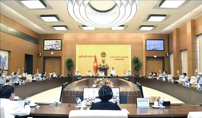 Ủy ban Thường vụ Quốc hội biểu quyết thông qua quyết định việc thành lập thành phố Từ Sơn, tỉnh Bắc Ninh. Ảnh: Doãn Tấn – TTXVN Bế mạc Phiên họp thứ ba của Ủy ban Thường vụ Quốc hội ảnh 2