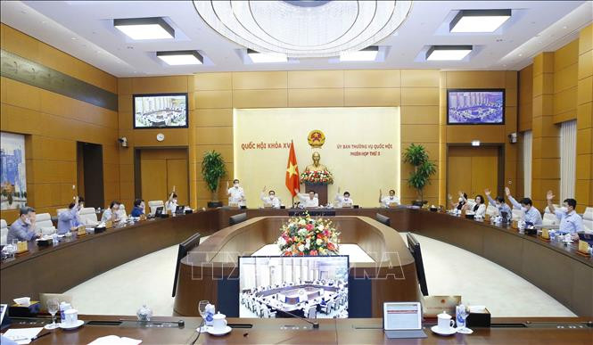 Ủy ban Thường vụ Quốc hội biểu quyết thông qua. Ảnh: Doãn Tấn - TTXVN Bế mạc Phiên họp thứ ba của Ủy ban Thường vụ Quốc hội ảnh 5