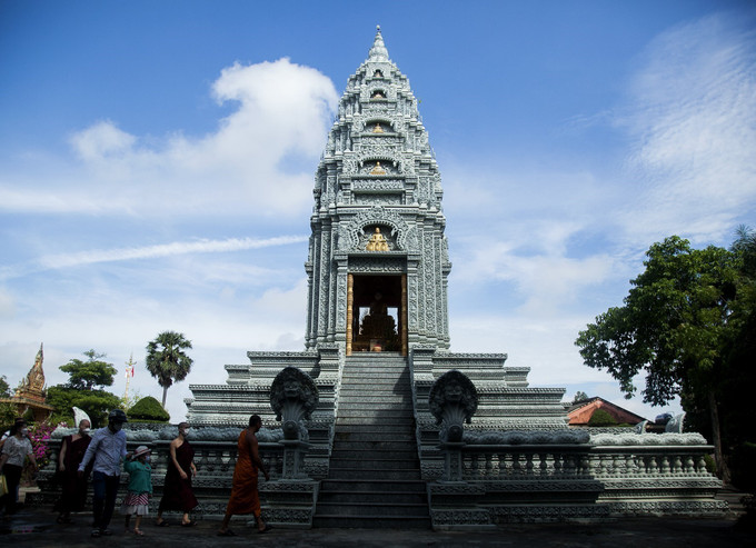 Ngôi bảo tháp bằng đá nguyên khối trong khuôn viên chùa Som Rong. Ảnh: Hồng Đạt – TTXVN Sóc Trăng: Chùa Bôtum Vong Sa Som Rong ảnh 2