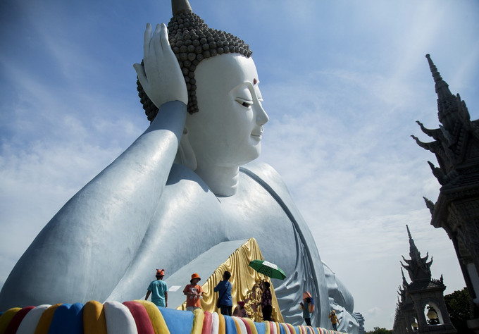 Du khám tham quan, chiêm bái Tượng Phật Thích Ca nhập niết bàn lớn nhất tại Việt Nam trong khuôn viên chùa Som Rong. Ảnh: Hồng Đạt – TTXVN Sóc Trăng: Chùa Bôtum Vong Sa Som Rong ảnh 5