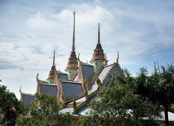 Phần mái chùa Som Rong có nhiều tháp mang đặc trưng kiến trúc chùa Khmer. Ảnh: Hồng Đạt – TTXVN Sóc Trăng: Chùa Bôtum Vong Sa Som Rong ảnh 4