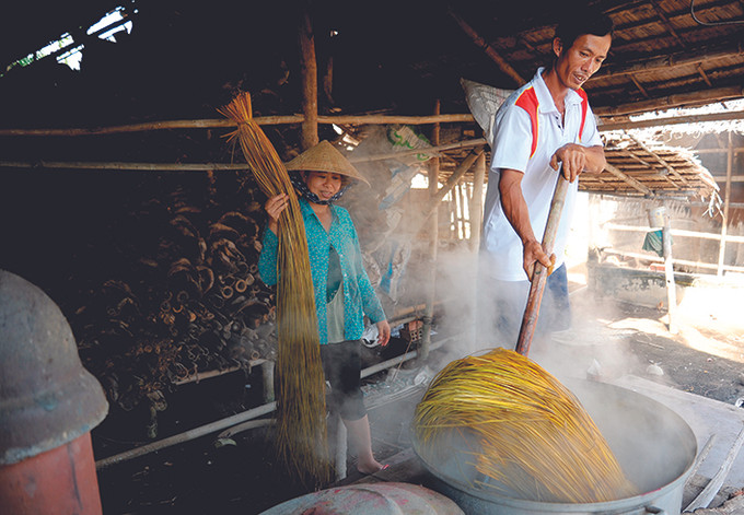 Công đoạn nhuộm cói (lát) tại làng nghề dệt chiếu Cà Hom của người Khmer ở xã Hàm Tân, huyện Trà Cú (Trà Vinh). Ảnh: An Hiếu Đa dạng hóa sinh kế giúp người Khmer giảm nghèo ảnh 4