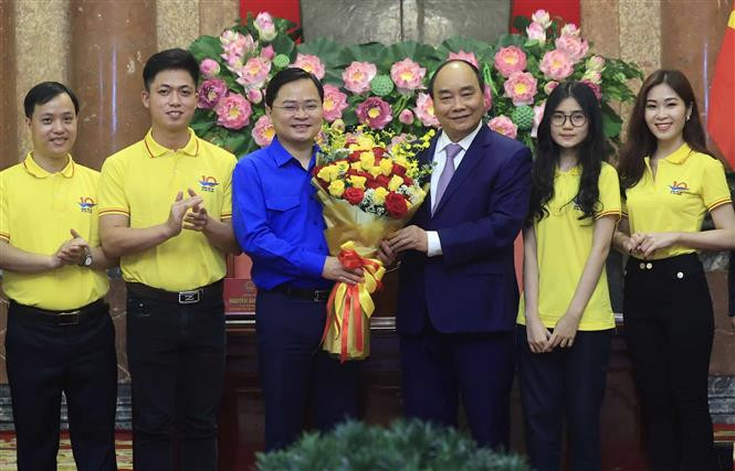 Chủ tịch nước Nguyễn Xuân Phúc tặng hoa chúc mừng đoàn viên, thanh niên nhân kỷ niệm 91 năm Ngày thành lập Đoàn. Ảnh: Thống Nhất - TTXVN Chủ tịch nước Nguyễn Xuân Phúc: Chung tay góp sức cho sự phát triển của tài năng trẻ đất nước ảnh 1