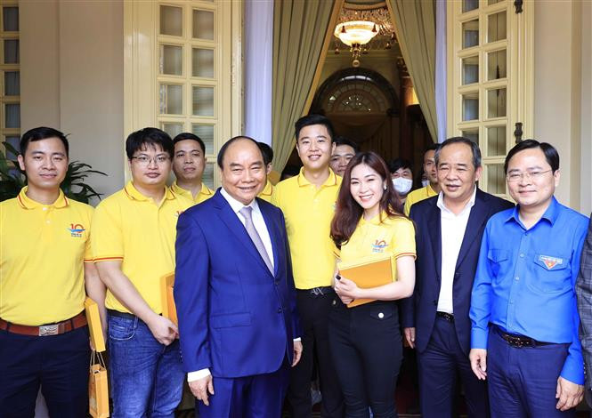 Chủ tịch nước Nguyễn Xuân Phúc và các đoàn viên thanh niên tiêu biểu. Ảnh: Thống Nhất - TTXVN Chủ tịch nước Nguyễn Xuân Phúc: Chung tay góp sức cho sự phát triển của tài năng trẻ đất nước ảnh 4