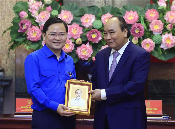 Chủ tịch nước Nguyễn Xuân Phúc tặng chân dung Chủ tịch Hồ Chí Minh cho đồng chí Nguyễn Anh Tuấn, Bí thư thứ nhất Trung ương Đoàn. Ảnh: Thống Nhất - TTXVN Chủ tịch nước Nguyễn Xuân Phúc: Chung tay góp sức cho sự phát triển của tài năng trẻ đất nước ảnh 2