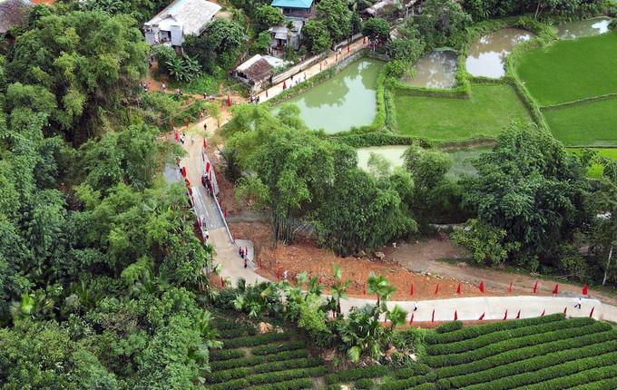 Tuyên Quang phát triển cơ sở hạ tầng, tăng cường kết nối hệ thống giao thông nông thôn với các khu vực trung tâm, tạo điều kiện thuận lợi cho đồng bào dân tộc đi lại, góp phần giảm nghèo bền vững. Ảnh: Quang Cường Tuyên Quang nỗ lực giảm nghèo bền vững ảnh 2