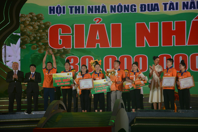 Trao giải Nhất, giải “Nhà nông sáng tạo” ấn tượng nhất và giải “Nhà nông liên kết” của hội thi cho đội Sơn La. Ảnh: Hoài Thu – TTXVN. Đắk Lắk: Sôi nổi Hội thi Nhà nông đua tài năm 2023 ảnh 1