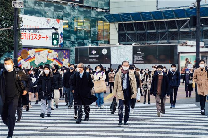 Người dân đeo khẩu trang phòng dịch COVID-19 tại Tokyo, Nhật Bản ngày 21/1/2021. Ảnh: THX/TTXVN Quan chức WHO cảnh báo nguy cơ xuất hiện biến thể mới có khả năng lây lan cao hơn Omicron ảnh 3