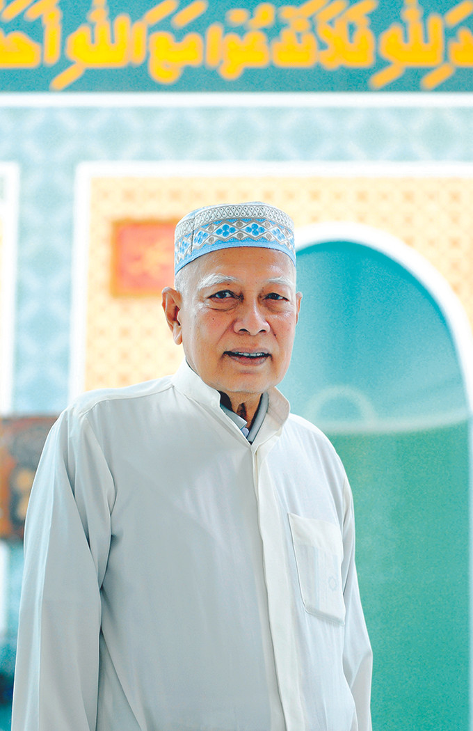Ông Kim Sô, dân tộc Chăm, Giáo cả Thánh đường Anwar, Quận 8 (Thành phố Hồ Chí Minh): “Được sự quan tâm của Đảng và Nhà nước, các cấp chính quyền địa phương, đồng bào Chăm hôm nay đã có cuộc sống sung túc hơn. Vinh dự là đại biểu tham dự Đại hội đại biểu toàn quốc các dân tộc thiểu số Việt Nam lần thứ II, tôi mong muốn các cấp lãnh đạo tiếp tục quan tâm, hỗ trợ, tạo điều kiện cho đồng bào dân tộc thiểu số phát triển hơn nữa về dân trí, văn hóa; kết nối cộng đồng các dân tộc thiểu số, hòa hợp để xây dựng, phát triển đất nước”. Tiếng nói của các đại biểu dự Đại hội đại biểu toàn quốc các dân tộc thiểu số Việt Nam lần thứ II năm 2020 ảnh 1
