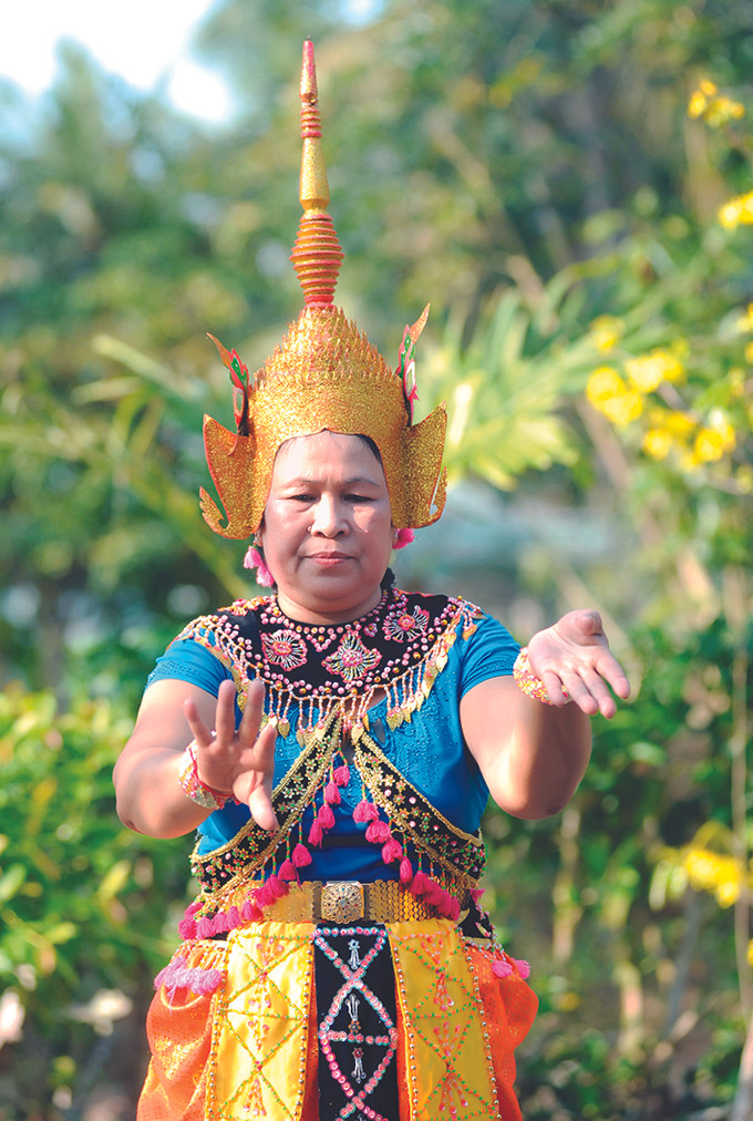 Bà Lâm Thị Hương, dân tộc Khmer, Nghệ nhân ưu tú, Trưởng đoàn Nghệ thuật Rô-băm Reasmei Bưng Chông, xã Tài Văn, huyện Trần Đề (Sóc Trăng): “Trong vai trò là một nghệ nhân, tôi đã đi nhiều nơi, cả trong và ngoài nước để giới thiệu văn hóa Khmer. Lần đầu tiên được tham dự Đại hội đại biểu toàn quốc các dân tộc thiểu số Việt Nam, tôi rất xúc động, tự hào và luôn xác định mình cần có trách nhiệm hơn nữa với quê hương, đồng bào, góp sức nhỏ bé của mình vào việc quảng bá văn hóa Khmer”. Tiếng nói của các đại biểu dự Đại hội đại biểu toàn quốc các dân tộc thiểu số Việt Nam lần thứ II năm 2020 ảnh 2