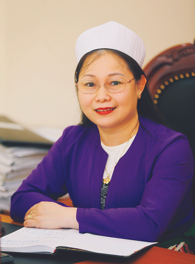 Bà Đinh Thị Thảo, dân tộc Mường, Trưởng Ban Dân tộc tỉnh Hòa Bình: “Với cương vị công tác của mình, tôi đã cùng các cán bộ làm công tác dân tộc thường xuyên bám sát cơ sở, nắm bắt tâm tư, tình cảm của đồng bào, vận động đồng bào chấp hành tốt các chủ trương, đường lối, chính sách của Đảng, pháp luật của Nhà nước. Thông qua đại hội này, tôi mong muốn đồng bào các dân tộc thiểu số trên cả nước hãy cùng chung sức, đồng lòng xây dựng cộng đồng các dân tộc Việt Nam ngày càng phát triển, giàu đẹp, văn minh, hiện đại”. Tiếng nói của các đại biểu dự Đại hội đại biểu toàn quốc các dân tộc thiểu số Việt Nam lần thứ II năm 2020 ảnh 3