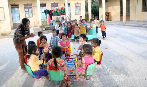 Một lớp học mẫu giáo tại huyện Đam Rông. Ảnh: Đặng Tuấn - TTXVN Lâm Đồng phấn đấu đưa tỷ lệ nghèo ở huyện miền núi Đam Rông xuống còn dưới 3% ảnh 2