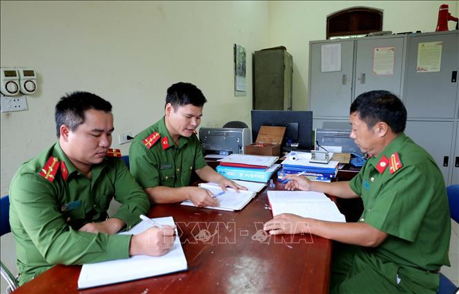 Một buổi giao ban thường nhật tại trụ sở công an xã Chung Chải – Mường Nhé. Ảnh: Nhật Anh – TTXVN Tìm động lực phát triển cho cực tây Tổ quốc- Bài 2 ảnh 2
